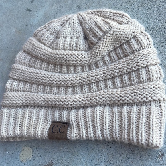 C.C Beanie size Adult - Picture 1 of 4